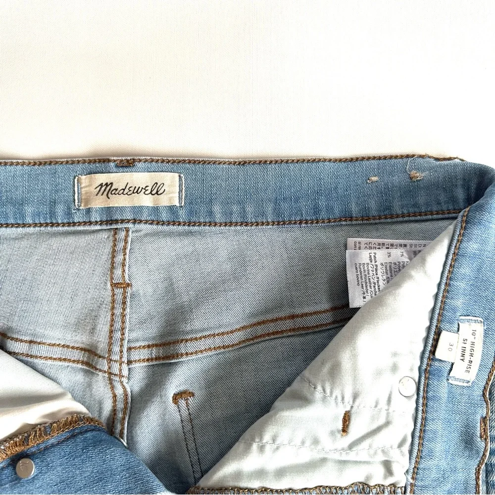 MADEWELL 10” HIGH-RISE LIGHT WASH BUTTON-FRONT RAW-HEM SKINNY JEANS. Sz30